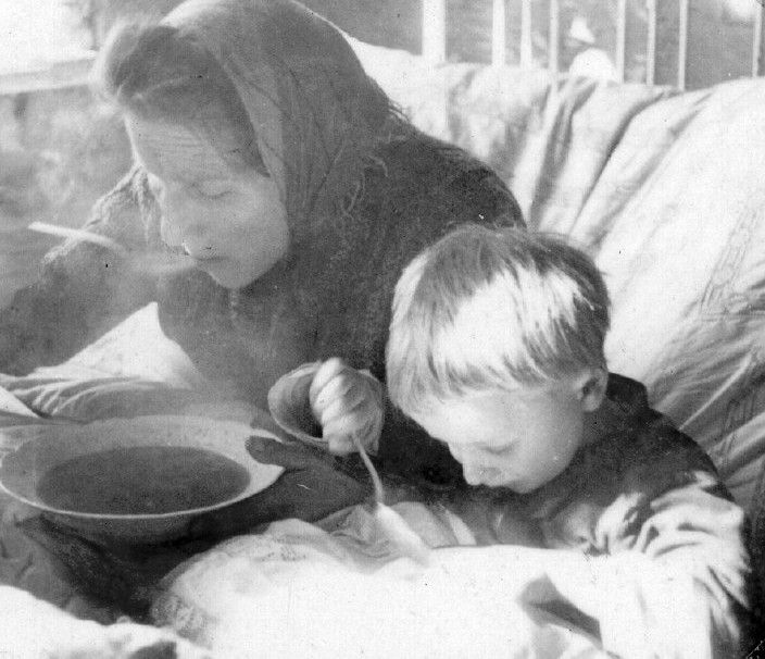 Mendel Grossmans sister Feiga and son Jakow eating in the Lodz Ghetto